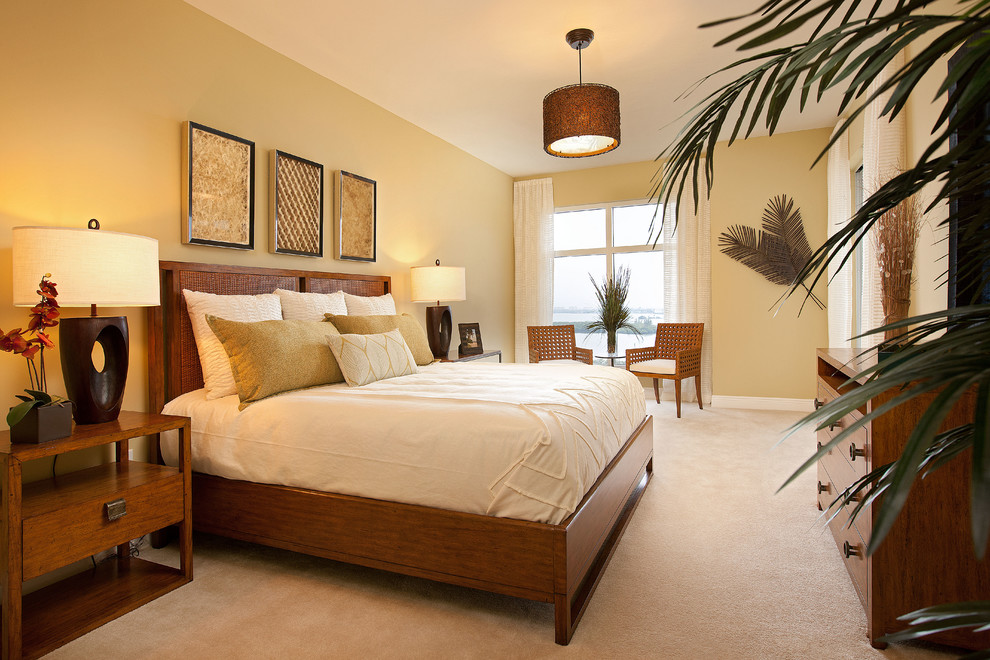 Идея дизайна: большая хозяйская спальня в стиле неоклассика (современная классика) с желтыми стенами, ковровым покрытием и бежевым полом