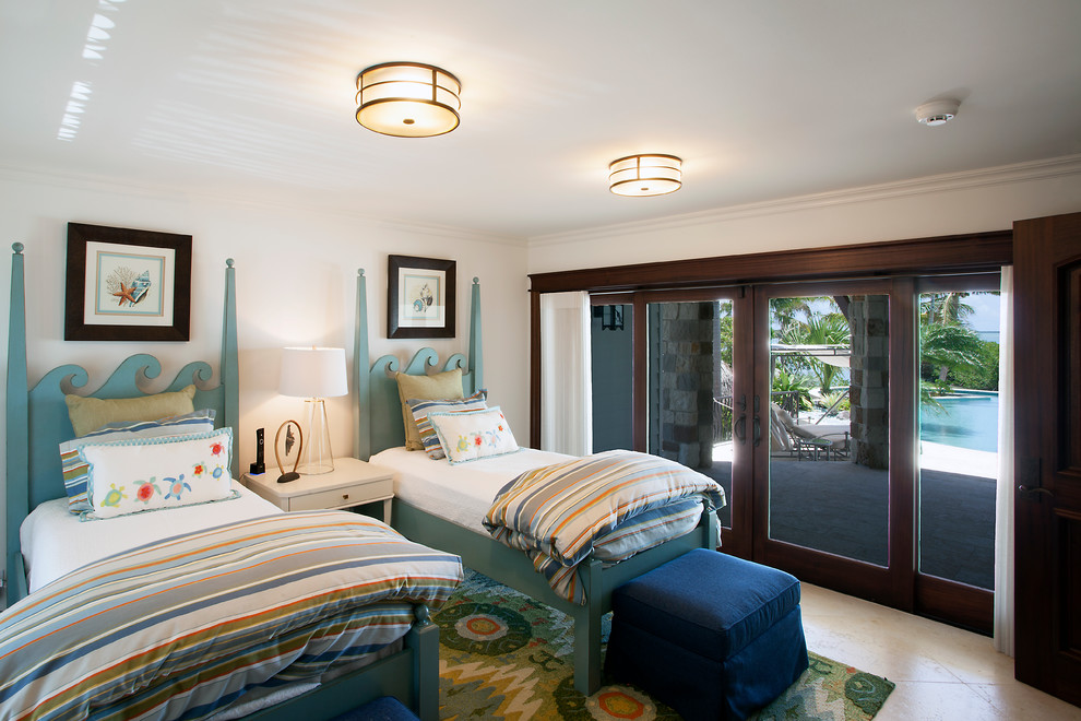 Ispirazione per un'ampia camera degli ospiti tropicale con pareti bianche, pavimento in travertino e pavimento beige