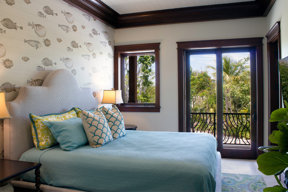 Idee per un'ampia camera degli ospiti tropicale con pareti beige, pavimento in travertino e pavimento beige