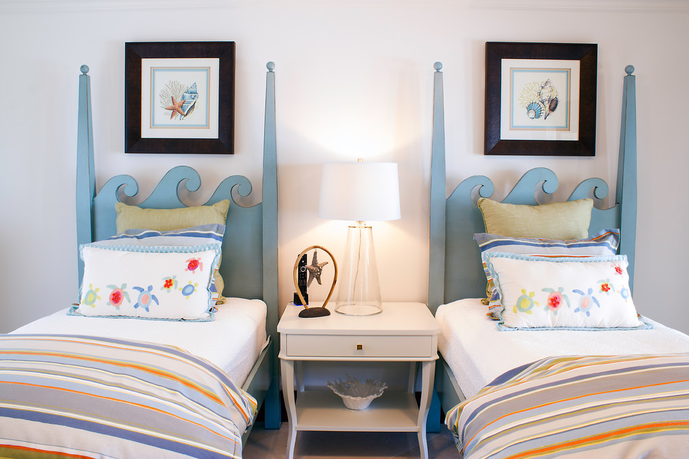 Geräumiges Gästezimmer mit weißer Wandfarbe, Travertin und beigem Boden in Miami