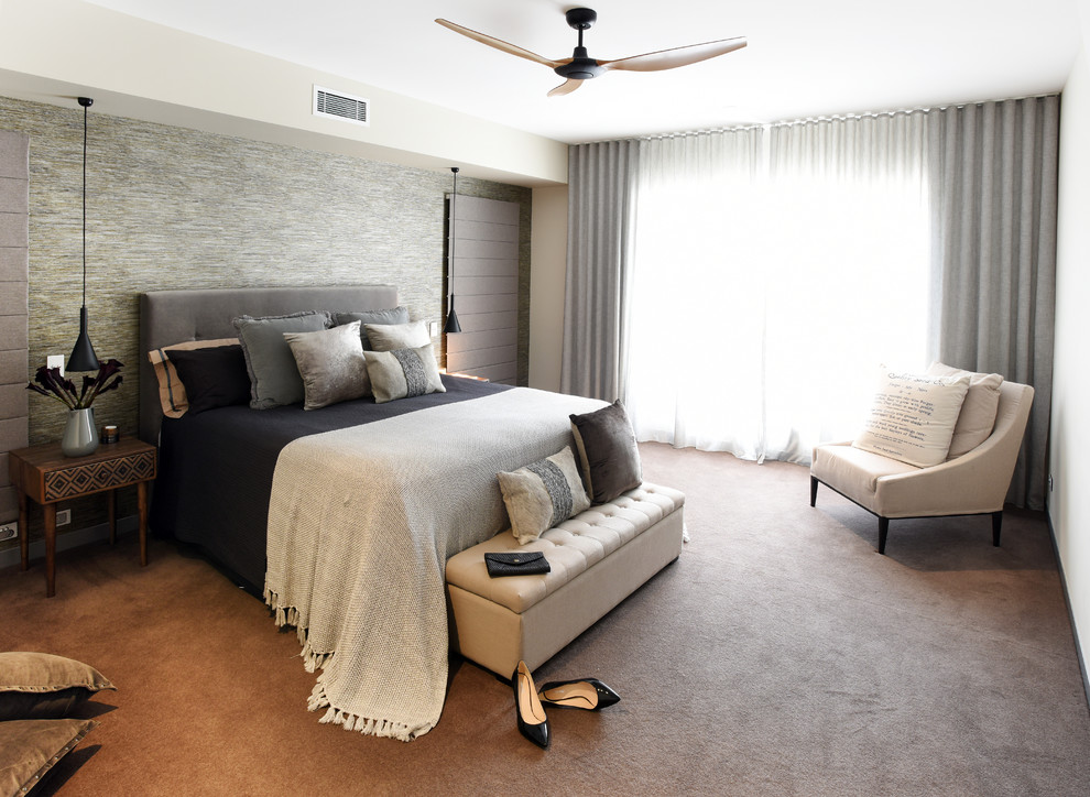 Идея дизайна: хозяйская спальня в современном стиле с белыми стенами, ковровым покрытием и коричневым полом