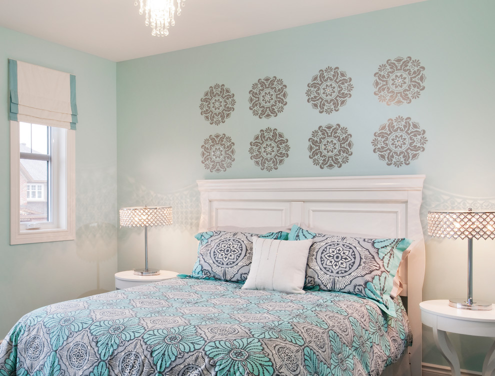 Идея дизайна: спальня в стиле фьюжн с синими стенами