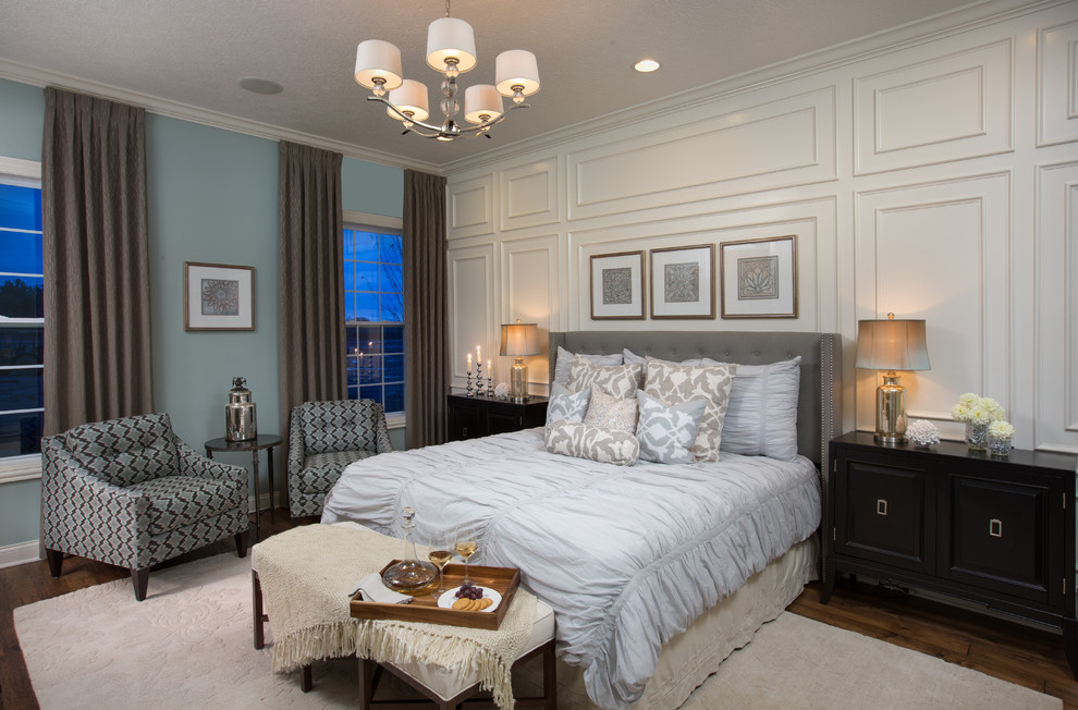 コロンバスにあるトランジショナルスタイルのおしゃれな客用寝室 (青い壁、濃色無垢フローリング、グレーとクリーム色) のレイアウト