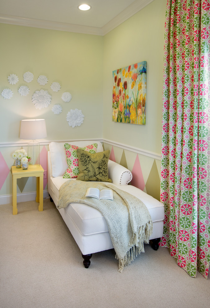 Источник вдохновения для домашнего уюта: спальня в стиле неоклассика (современная классика) с зелеными стенами и ковровым покрытием
