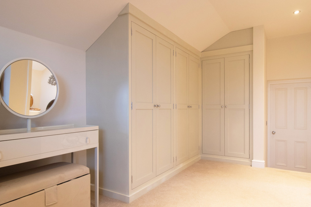 Cette photo montre une chambre craftsman de taille moyenne avec un mur blanc et un sol beige.