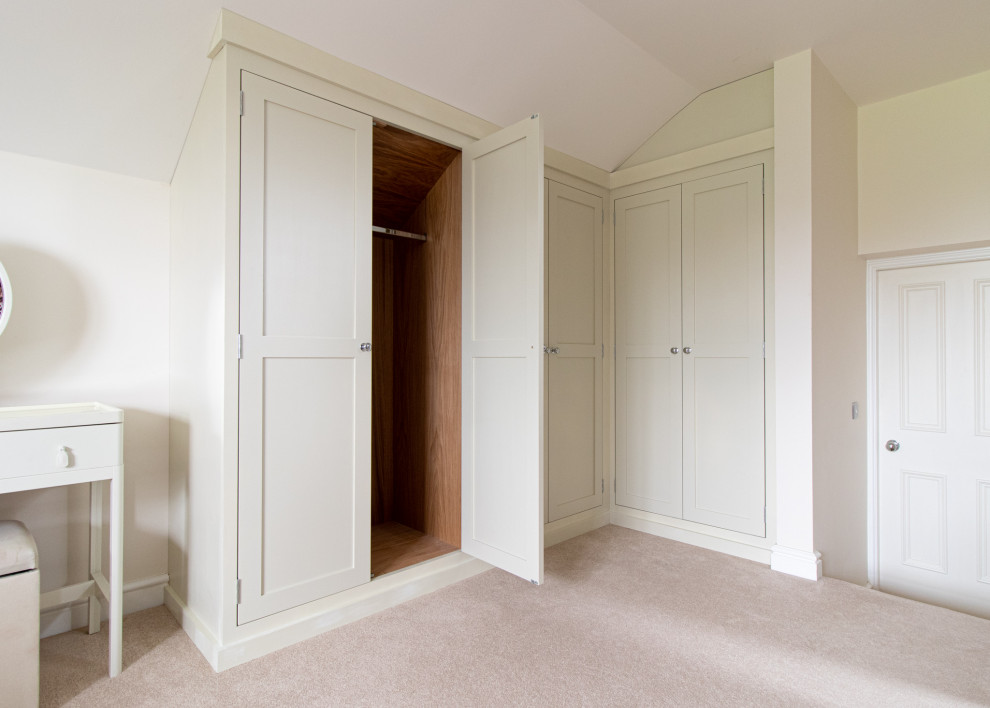 Cette photo montre une chambre craftsman de taille moyenne avec un mur blanc et un sol beige.