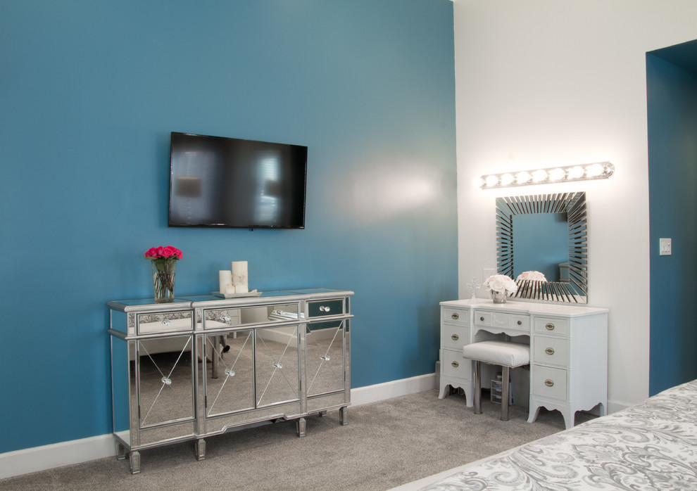 Источник вдохновения для домашнего уюта: хозяйская спальня среднего размера в стиле неоклассика (современная классика) с синими стенами и ковровым покрытием без камина