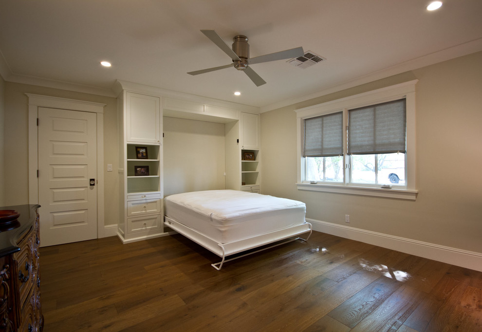Immagine di una camera degli ospiti chic di medie dimensioni con pareti beige e parquet chiaro