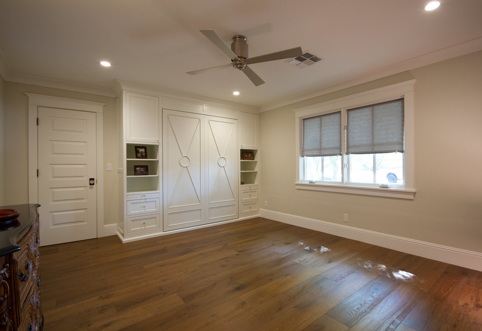 Imagen de habitación de invitados clásica renovada de tamaño medio con paredes beige y suelo de madera clara