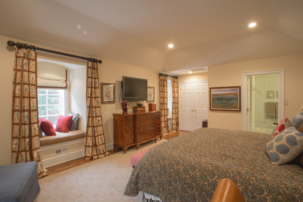 Mittelgroßes Klassisches Gästezimmer ohne Kamin mit beiger Wandfarbe und braunem Holzboden in Philadelphia