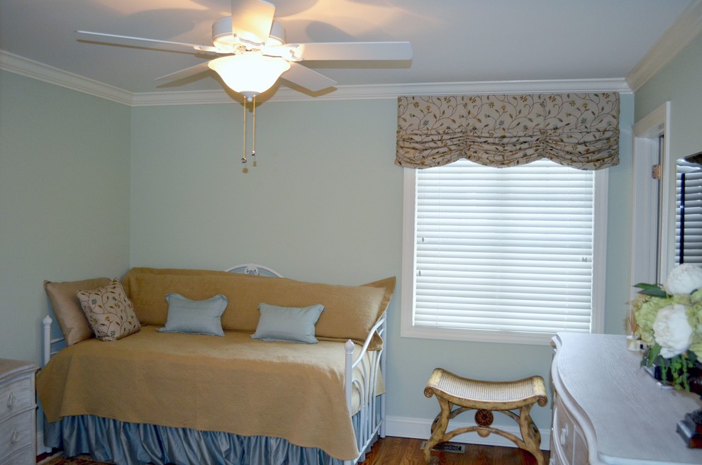 Idee per una camera degli ospiti classica di medie dimensioni con pavimento in legno massello medio, pareti blu e nessun camino