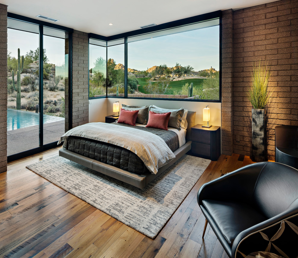Идея дизайна: хозяйская спальня в стиле фьюжн с коричневыми стенами и паркетным полом среднего тона