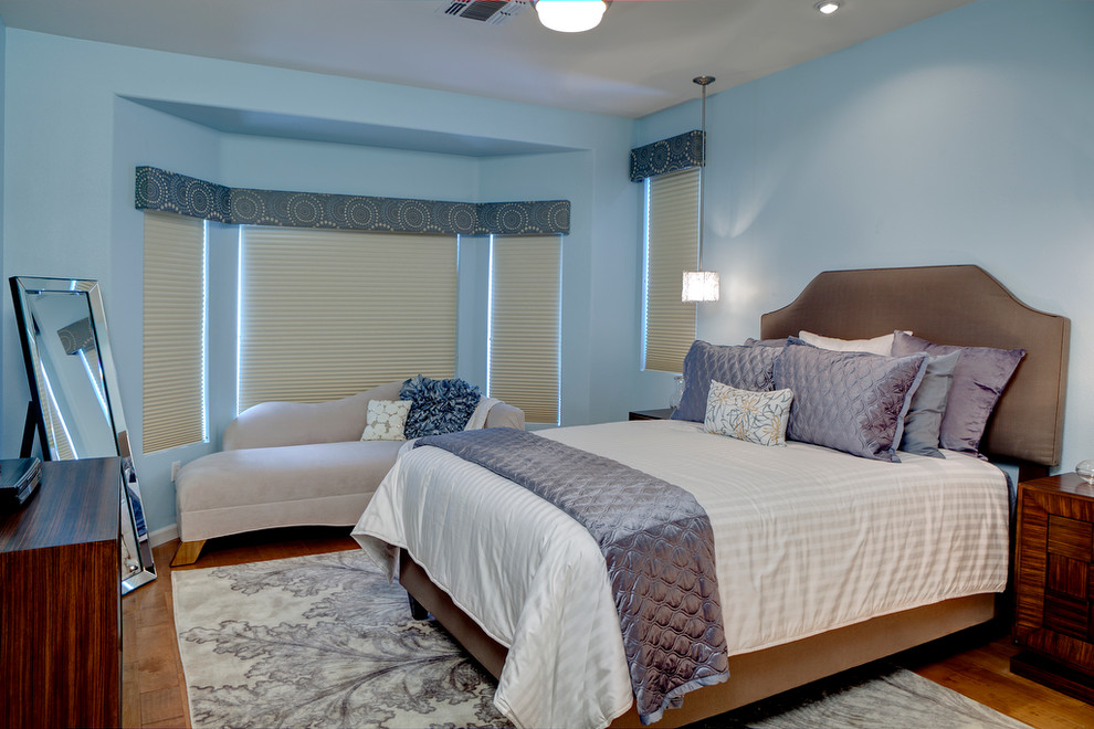 Mittelgroßes Modernes Hauptschlafzimmer mit blauer Wandfarbe und braunem Holzboden in Las Vegas