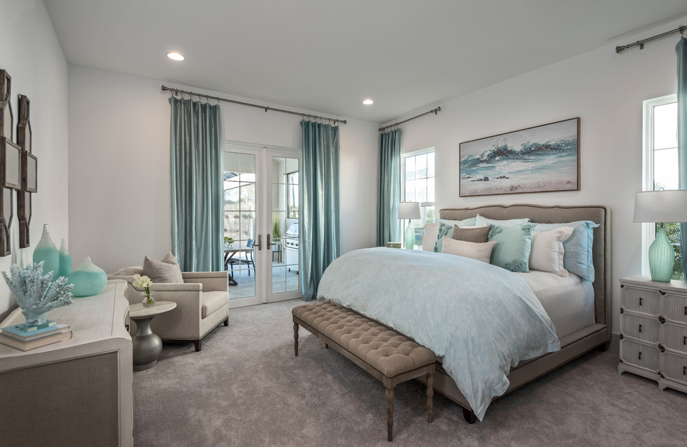 Стильный дизайн: хозяйская спальня среднего размера в морском стиле с белыми стенами, ковровым покрытием и серым полом без камина - последний тренд