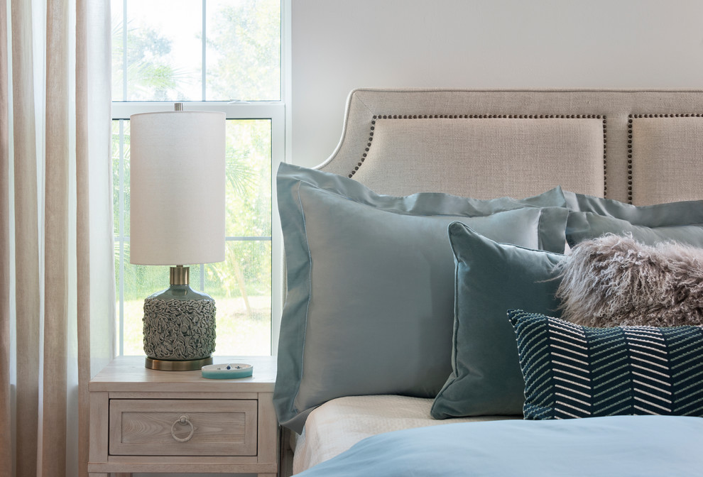 Idées déco pour une chambre bord de mer de taille moyenne avec un mur blanc et un sol gris.