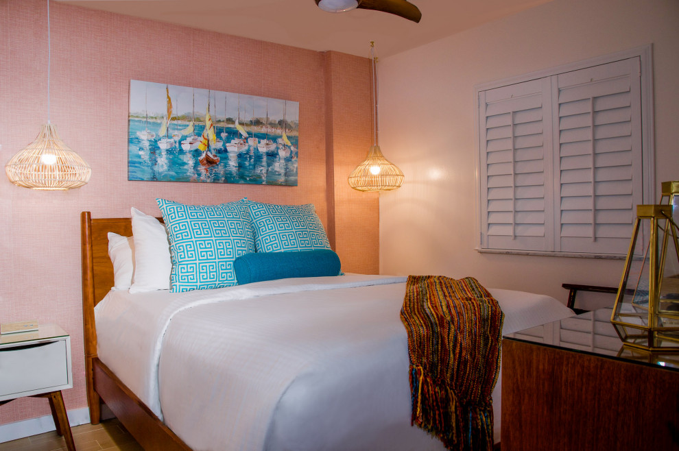 Идея дизайна: хозяйская спальня среднего размера в морском стиле с розовыми стенами, светлым паркетным полом и бежевым полом без камина