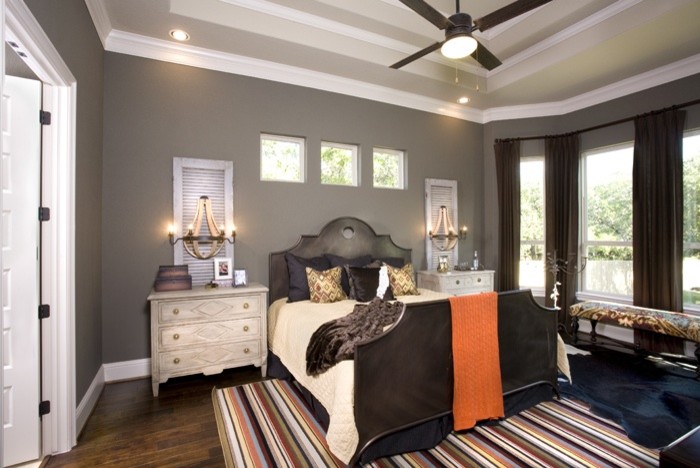 Стильный дизайн: большая хозяйская спальня в стиле лофт с серыми стенами и паркетным полом среднего тона - последний тренд