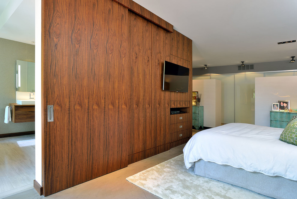 На фото: большая хозяйская спальня в современном стиле с бежевыми стенами и бетонным полом