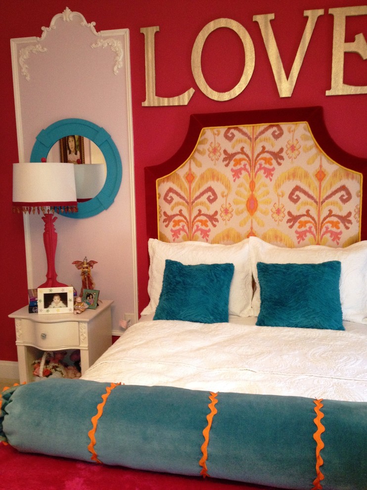 Esempio di una camera da letto di medie dimensioni con pareti rosa e moquette