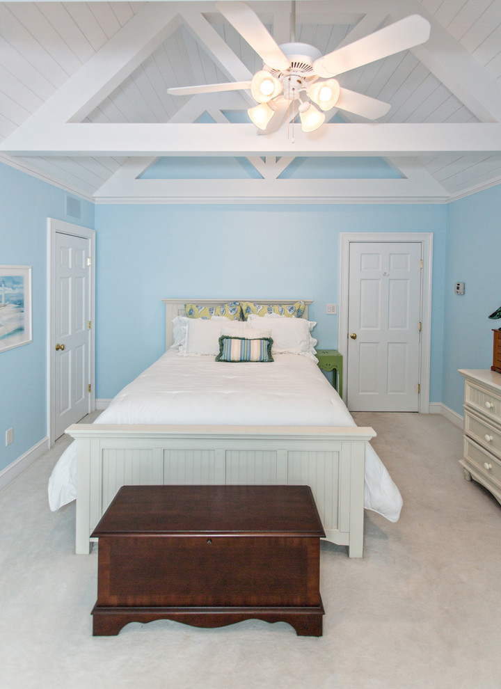 Diseño de habitación de invitados costera con paredes azules y moqueta