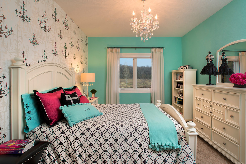 Inspiration för ett mellanstort vintage sovrum, med blå väggar och heltäckningsmatta