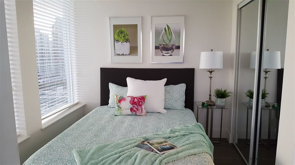 バンクーバーにある小さなコンテンポラリースタイルのおしゃれな客用寝室 (白い壁、濃色無垢フローリング、暖炉なし)
