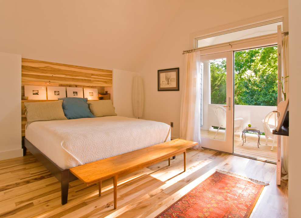 Стильный дизайн: спальня в современном стиле с белыми стенами, светлым паркетным полом и акцентной стеной - последний тренд