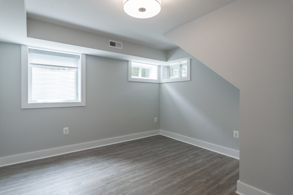 Inspiration pour une chambre design de taille moyenne avec un mur blanc, parquet clair et un sol gris.