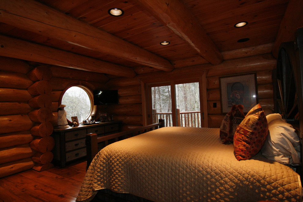 Стильный дизайн: хозяйская спальня среднего размера в стиле рустика с паркетным полом среднего тона без камина - последний тренд