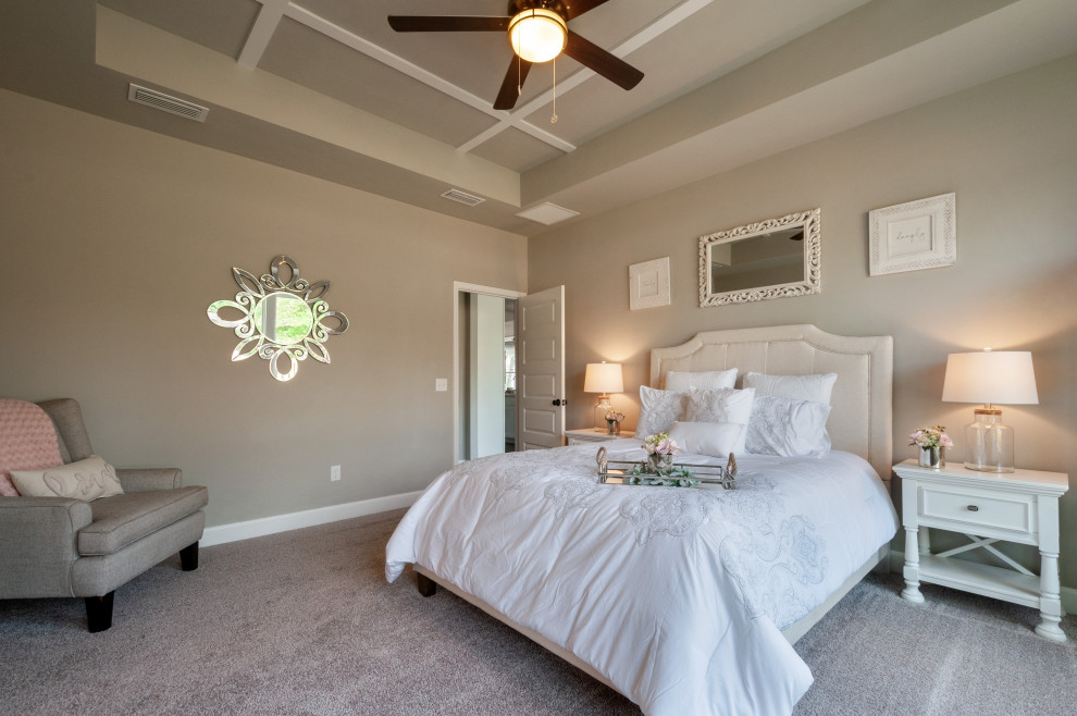 Diseño de dormitorio principal y abovedado campestre grande con paredes grises, moqueta y suelo beige