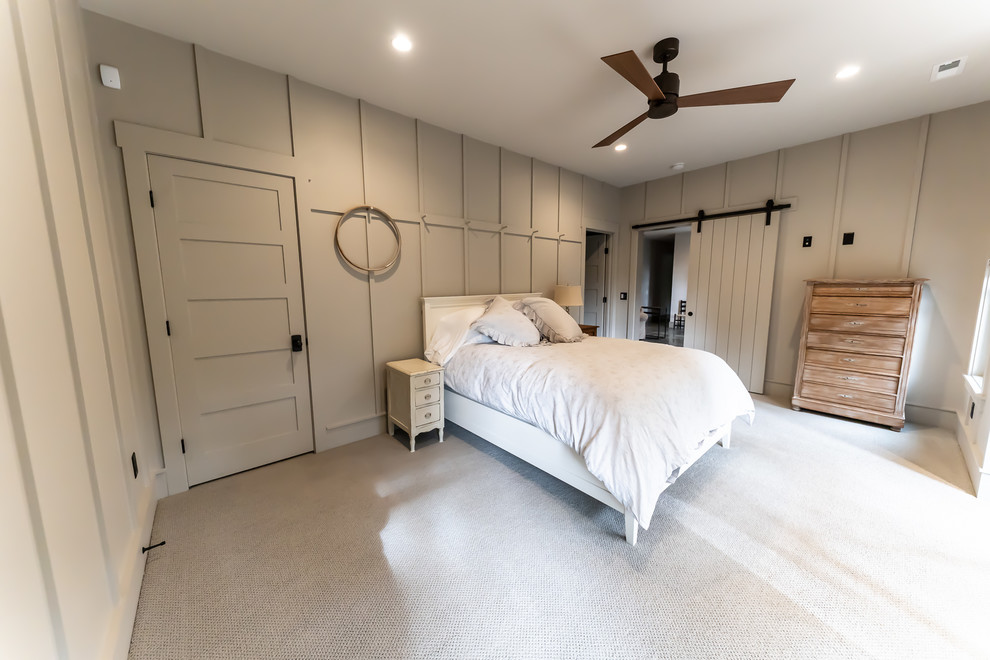 Источник вдохновения для домашнего уюта: гостевая спальня (комната для гостей) в стиле кантри с бежевыми стенами, ковровым покрытием и белым полом