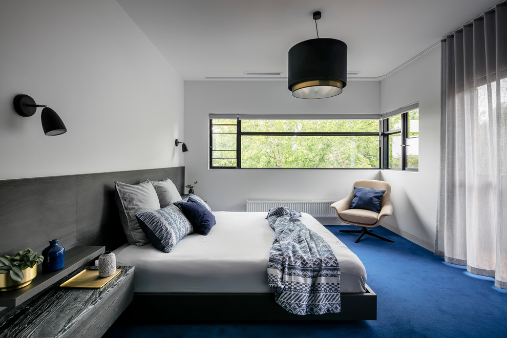 Источник вдохновения для домашнего уюта: хозяйская спальня среднего размера в современном стиле с белыми стенами, ковровым покрытием, синим полом и тюлем