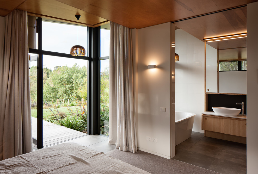 Идея дизайна: спальня среднего размера в современном стиле с белыми стенами и ковровым покрытием