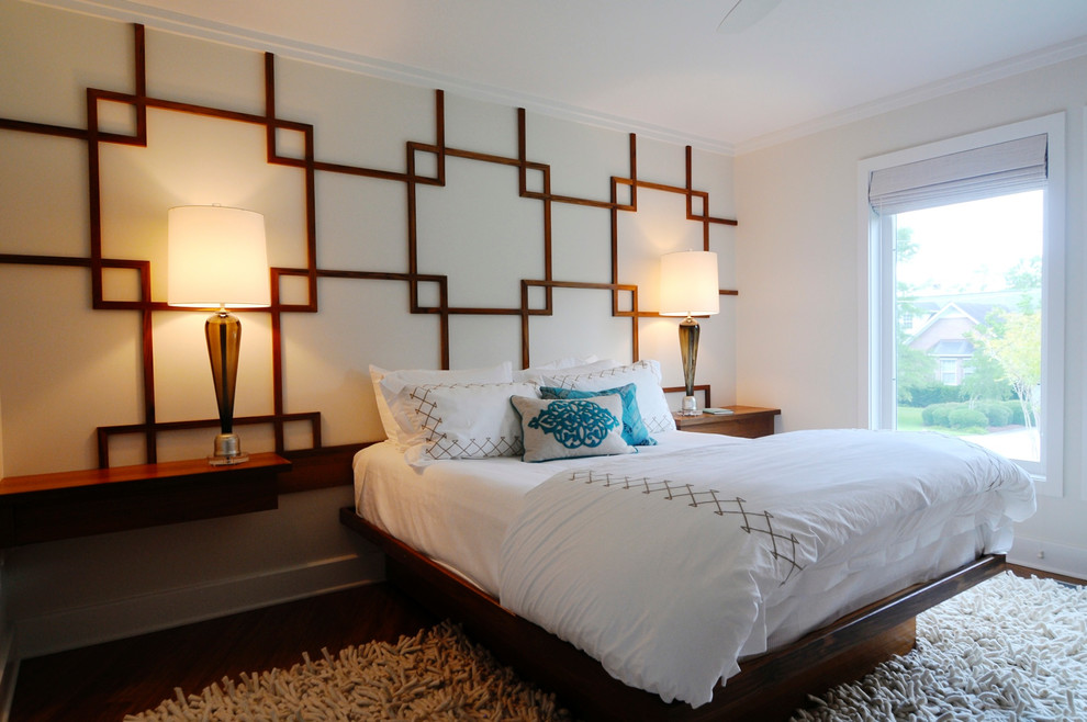 Mittelgroßes Klassisches Schlafzimmer ohne Kamin mit weißer Wandfarbe und dunklem Holzboden in Wilmington