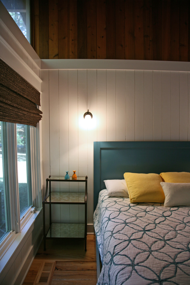 Идея дизайна: гостевая спальня среднего размера, (комната для гостей) в морском стиле с белыми стенами и светлым паркетным полом
