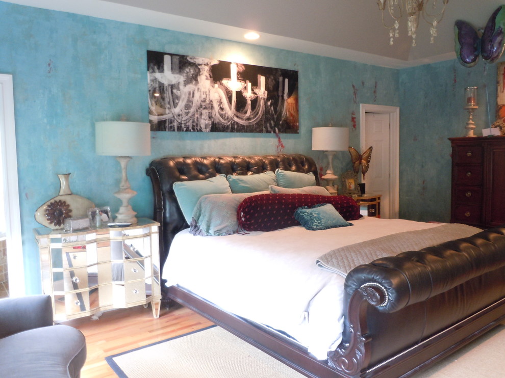 Inspiration pour une chambre parentale traditionnelle de taille moyenne avec un mur bleu, parquet clair et un sol marron.