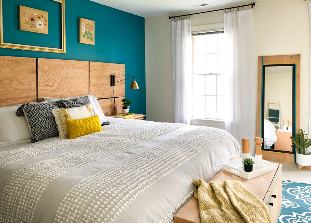 Idée de décoration pour une chambre design avec un mur bleu et un sol beige.