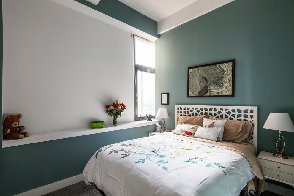 На фото: гостевая спальня (комната для гостей), среднего размера в стиле неоклассика (современная классика) с зелеными стенами, темным паркетным полом и коричневым полом без камина с