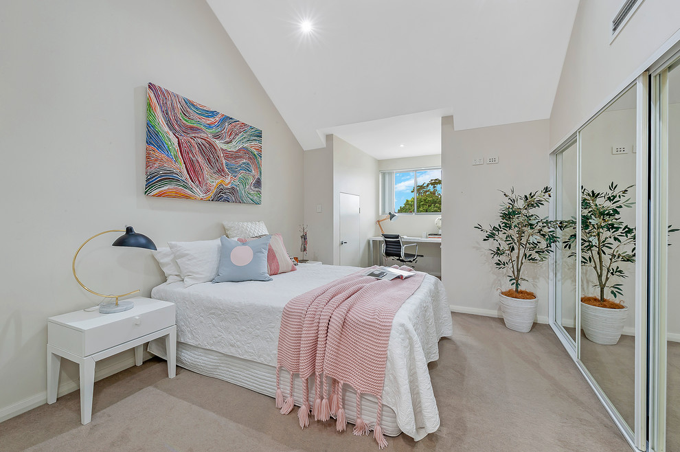 Immagine di una camera da letto moderna con pareti beige, moquette e pavimento beige