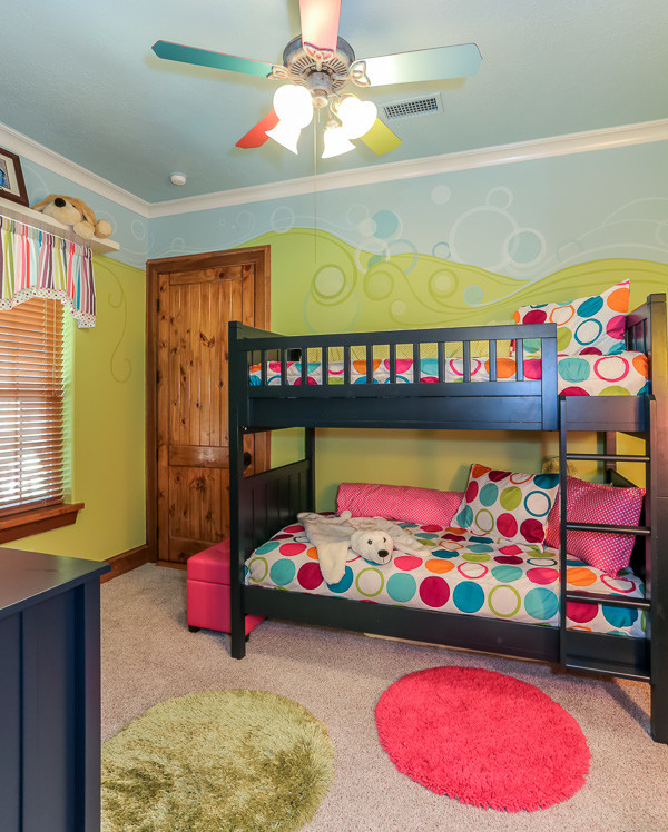 Modelo de habitación de invitados rural pequeña con paredes multicolor y moqueta