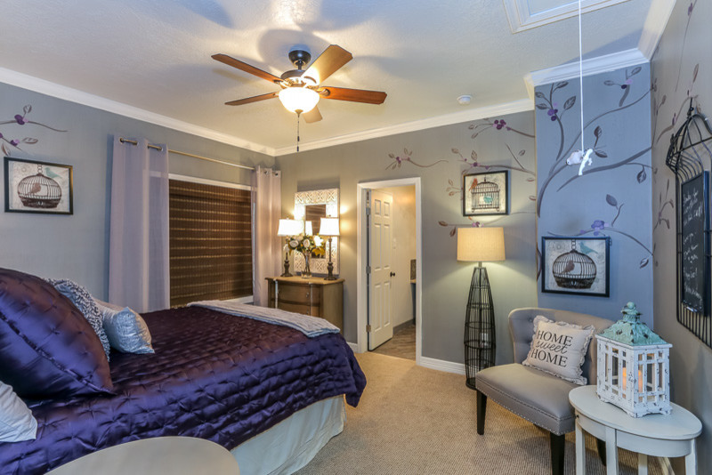 На фото: гостевая спальня среднего размера, (комната для гостей) в стиле фьюжн с разноцветными стенами и ковровым покрытием