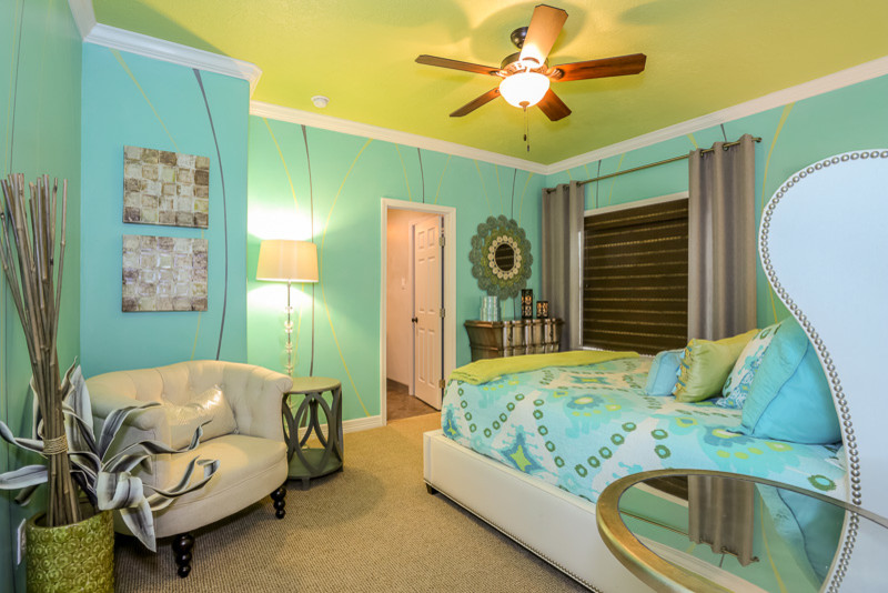 Modelo de habitación de invitados ecléctica de tamaño medio con paredes multicolor y moqueta