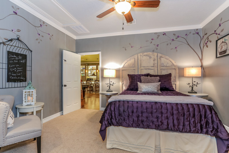 Свежая идея для дизайна: гостевая спальня среднего размера, (комната для гостей) в стиле фьюжн с разноцветными стенами и ковровым покрытием - отличное фото интерьера