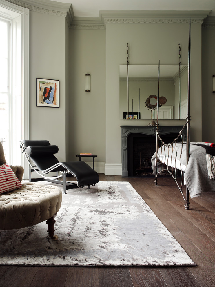 ロンドンにある広いトランジショナルスタイルのおしゃれな主寝室 (緑の壁、無垢フローリング、漆喰の暖炉まわり、標準型暖炉)