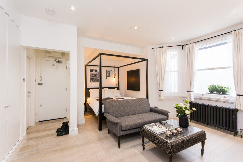 Kleines Klassisches Schlafzimmer mit hellem Holzboden, weißer Wandfarbe und beigem Boden in London