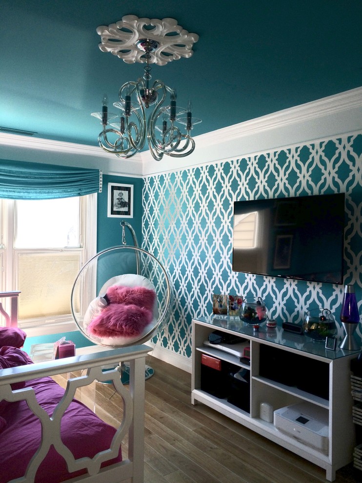 На фото: спальня среднего размера в стиле модернизм с синими стенами и паркетным полом среднего тона с