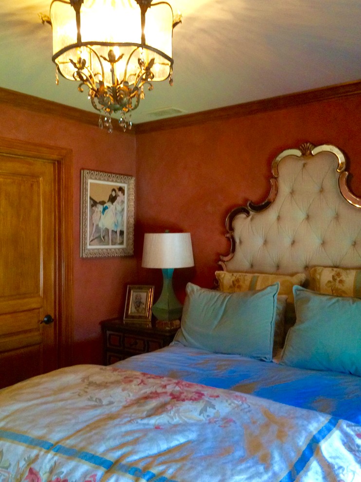 Стильный дизайн: гостевая спальня среднего размера, (комната для гостей) в классическом стиле с разноцветными стенами и паркетным полом среднего тона - последний тренд