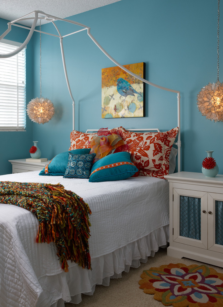 Источник вдохновения для домашнего уюта: спальня среднего размера в современном стиле с синими стенами и ковровым покрытием