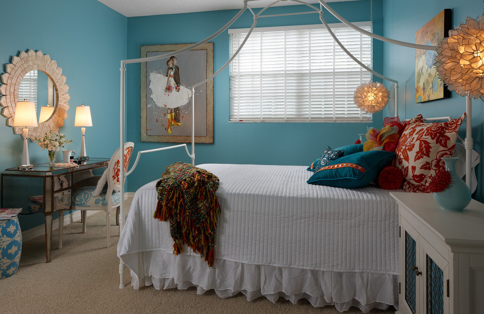 Ispirazione per una camera da letto contemporanea di medie dimensioni con pareti blu e moquette