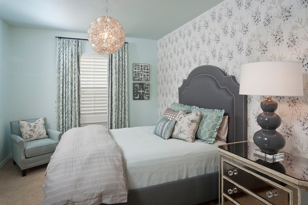 Esempio di una camera da letto classica con pareti blu, moquette, nessun camino, pavimento beige e carta da parati